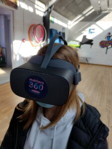 jeune fille avec un casque VR